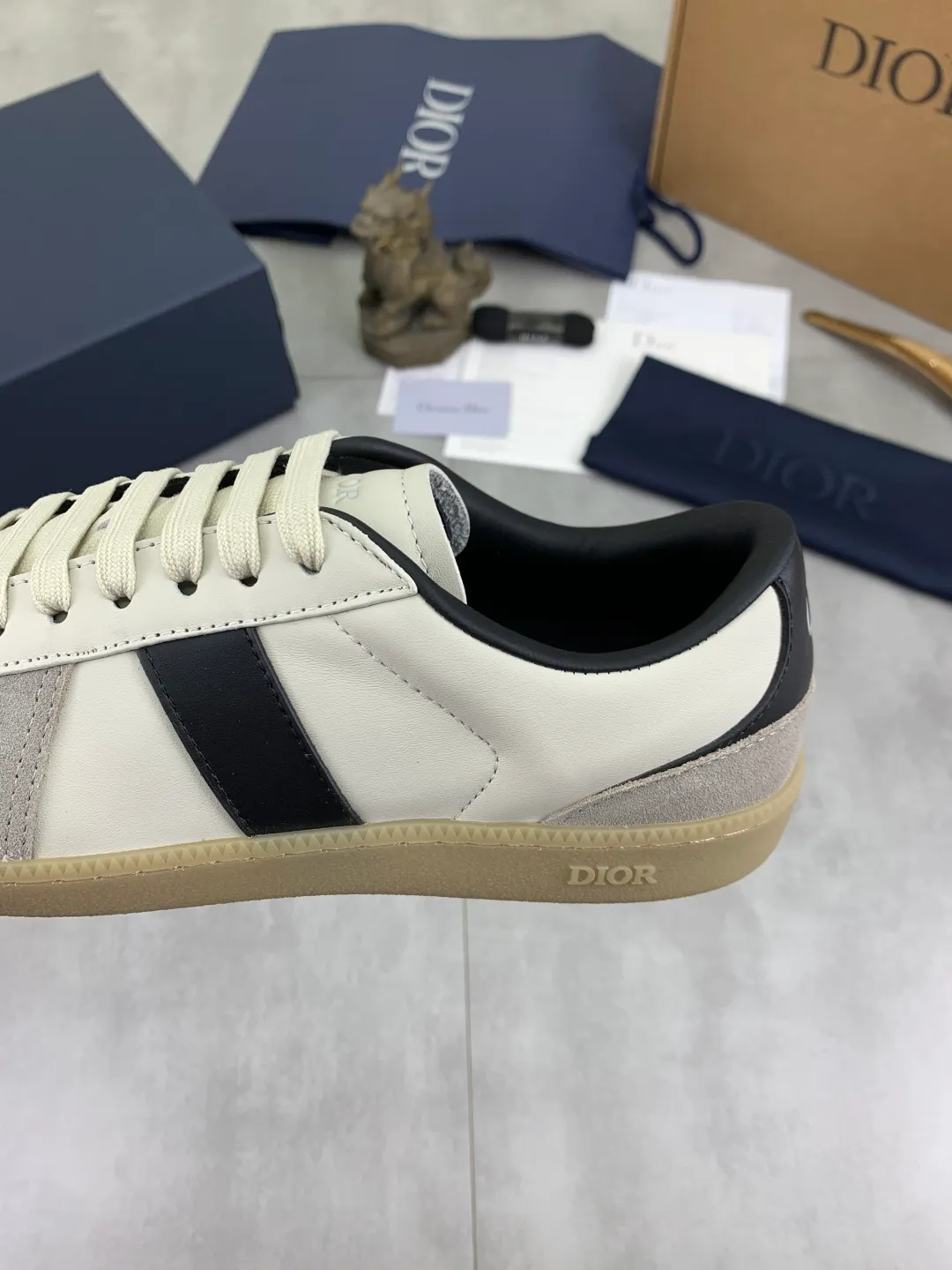 Men's men's shoes 💰P542 New Dior B01 top version of moral training shoes! ! ! White first-layer cowhide, fully oiled upper, original TPU molded outsole. New to the Fall 2025 collection, this sneaker marks the return of Dior’s classic style, reinterpreted in a stylish and elegant silhouette. Crafted from white smooth first-grain cowhide with a tonal silk sheepskin lining, it features the Dior logo on the tongue and inner sides, and a CD icon on the heel. Paired with Tpu anti-slip soles of the same color, it can be matched with various styles to create a sophisticated look.  Code number: 39-45 Complete package with airplane box